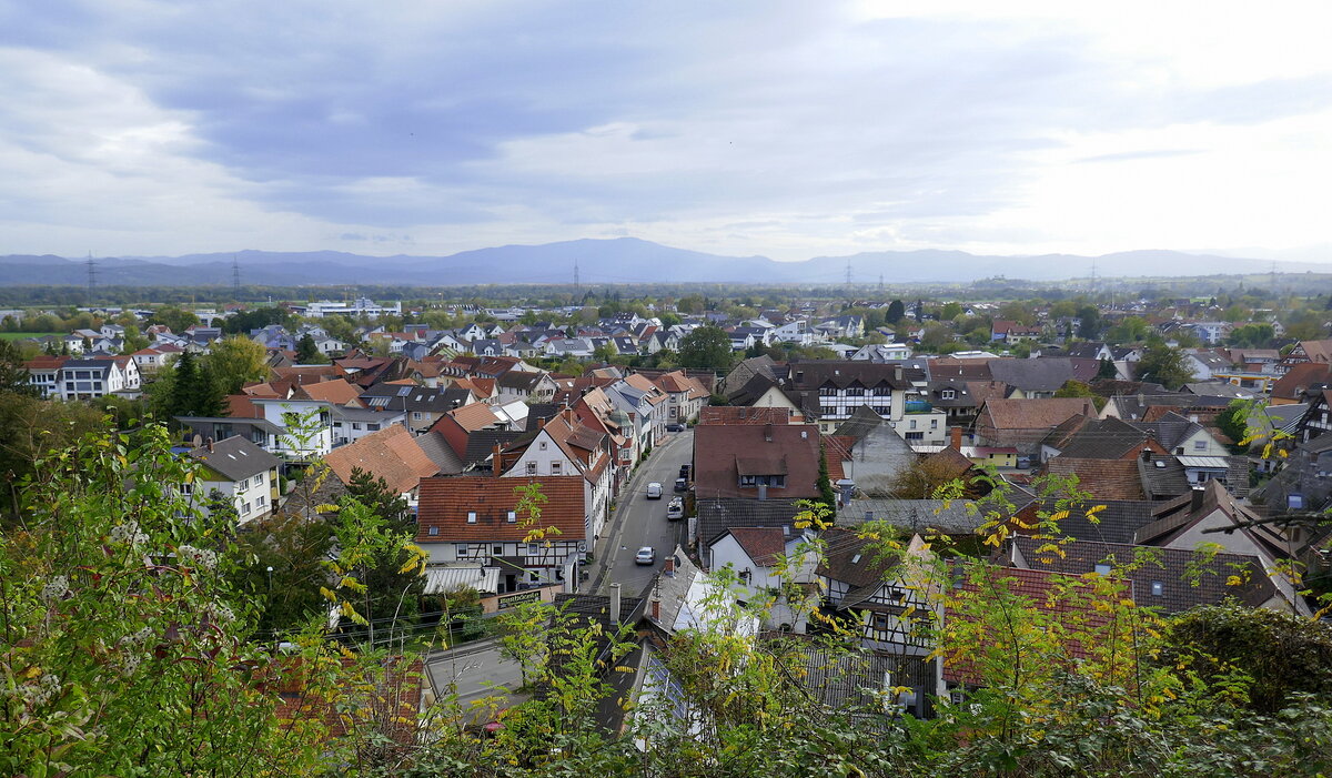 Bahlingen am Kaiserstuhl, Blick vom Plateau der Bergkirche bei herbstlichem Wetter Richtung Osten ber den Ort und die Freiburger Bucht zum Schwarzwald, Okt.2022