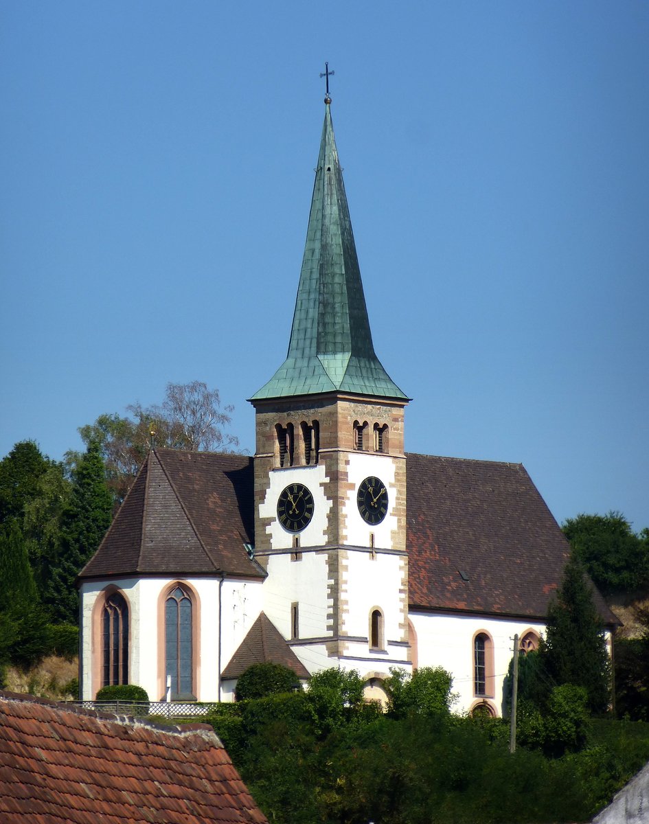 Bahlingen am Kaiserstuhl, Blick zur Bergkirche oberhalb des Ortes, Aug.2015