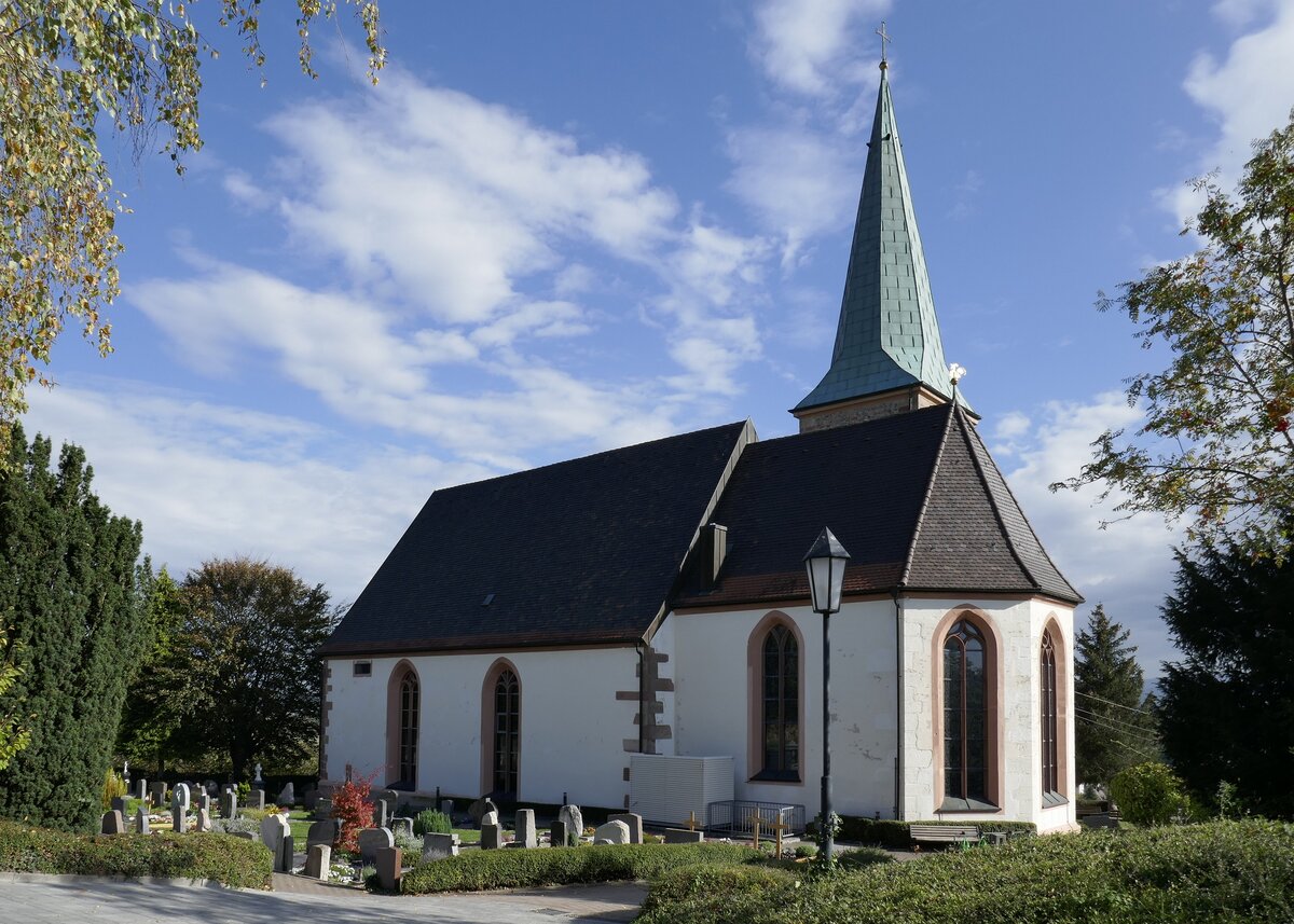 Bahlingen am Kaiserstuhl, die ev.Bergkirche hoch ber dem Ort, erbaut 1454 an Stelle der Vorgngerkirche, davor der Bergfriedhof, Okt.2022