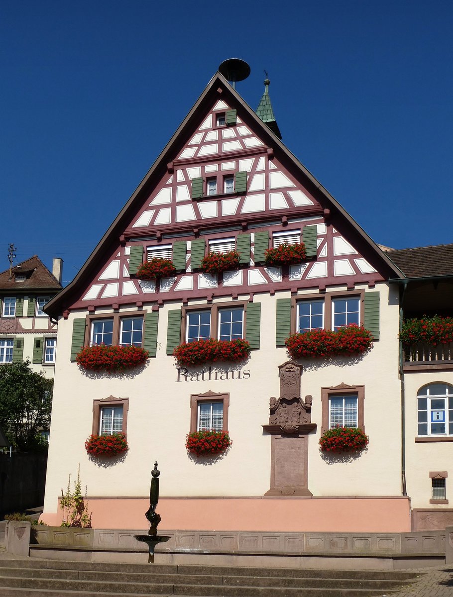 Bahlingen am Kaiserstuhl, das Rathaus mit Fachwerkgiebel stammt von 1650, Aug.2015