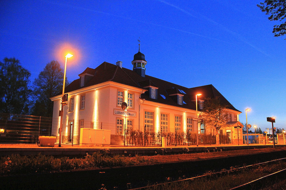 Bahnhof von Lbbecke am 23.4.2017 mit Blick auf die Gleise und dem Gebude