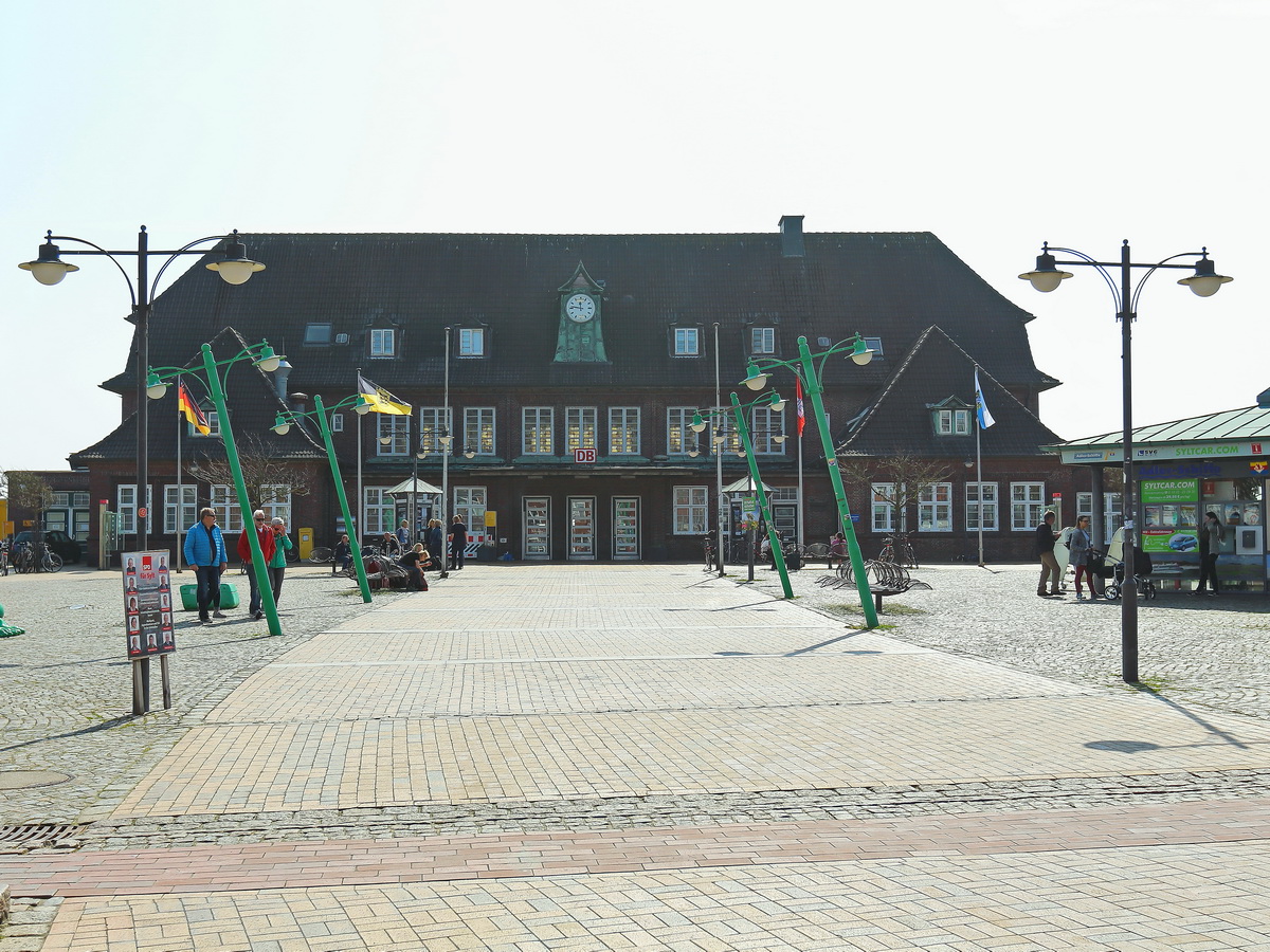 Bahnhof mit Bahnhofsvorplatz am 19. April 2018 in Westerland auf Sylt.