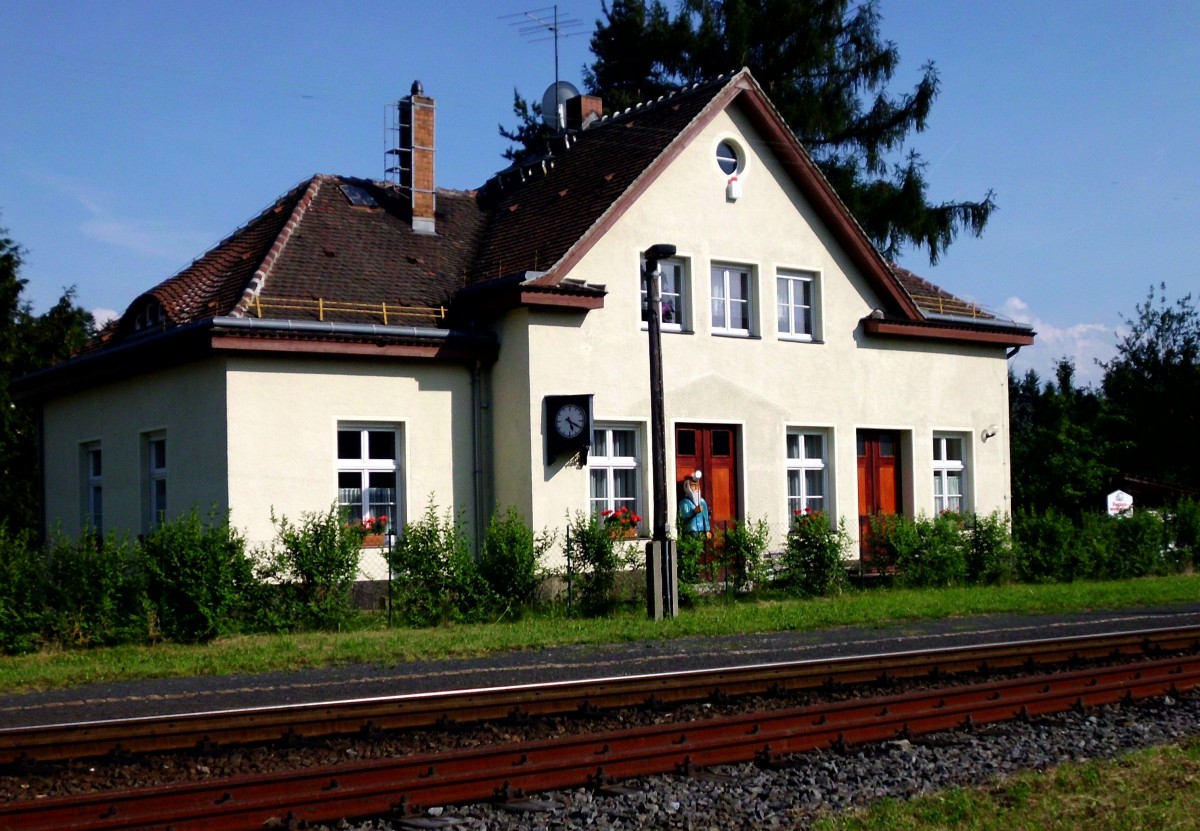 Bahnhof Olbersdorf Oberdorf am 16.06.2011. Das Gebude beherbergt eine Ferienwohnung.