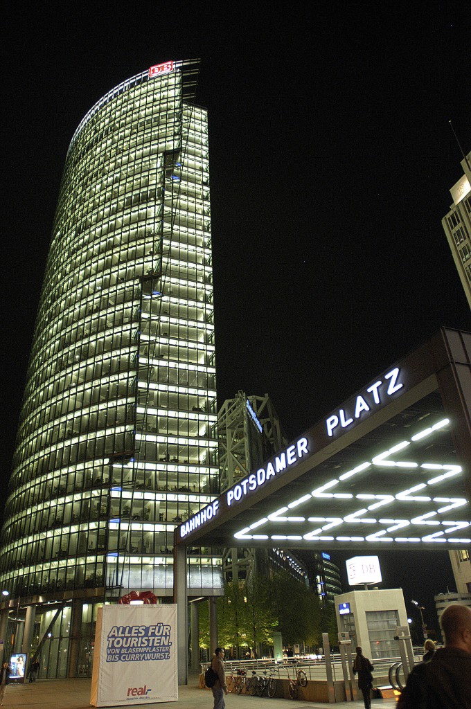 Bahnhof Potsdamer Platz mit dem Bahn Tower bei Nacht. Aufnahme: 3. Mai 2008.