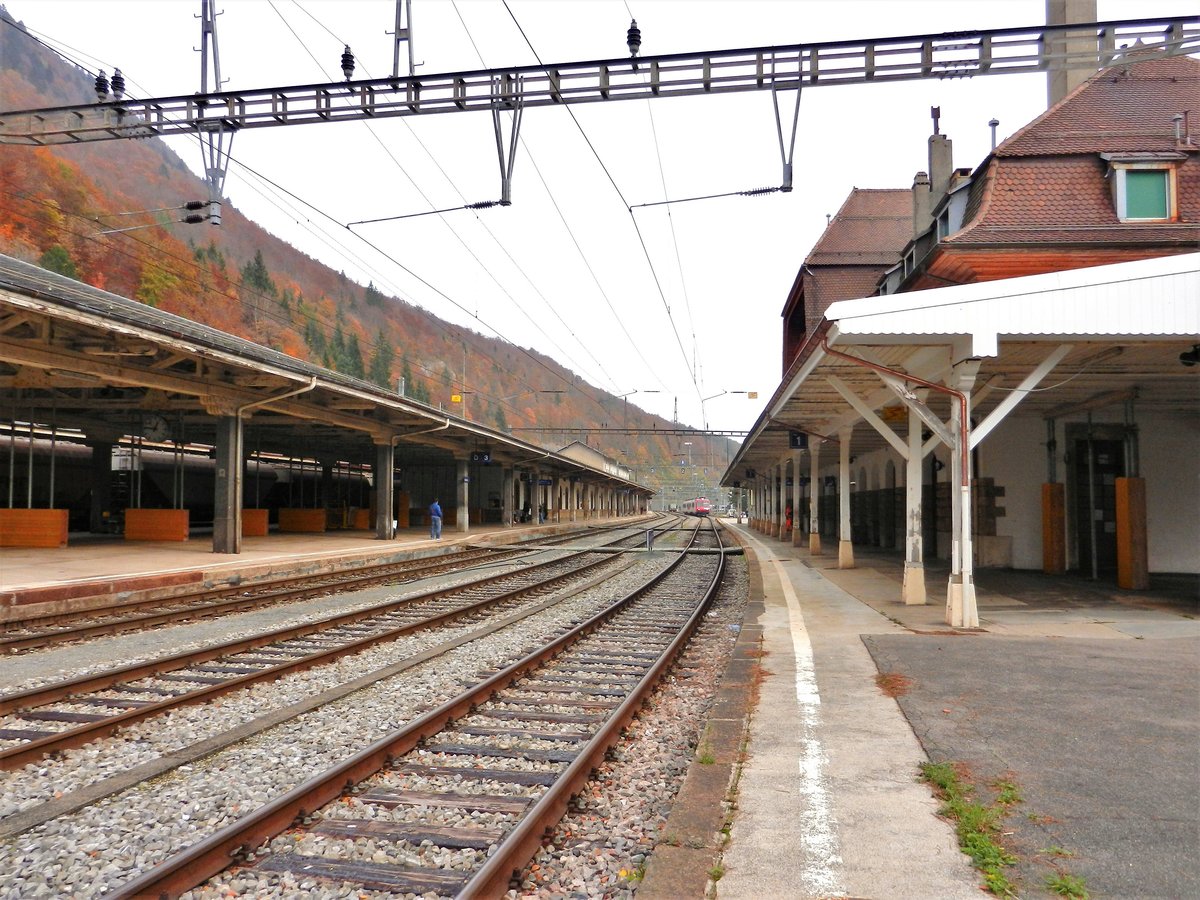 Bahnhof Vallorbe, Bahnsteige 1 und 3 im 1. Stock der Bahnhof - 25.10.2013