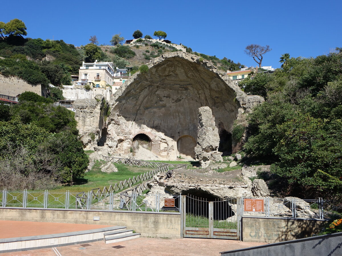 Baia, Tempio di Diana an der Piazza Alcide de Gasperi (22.09.2022)