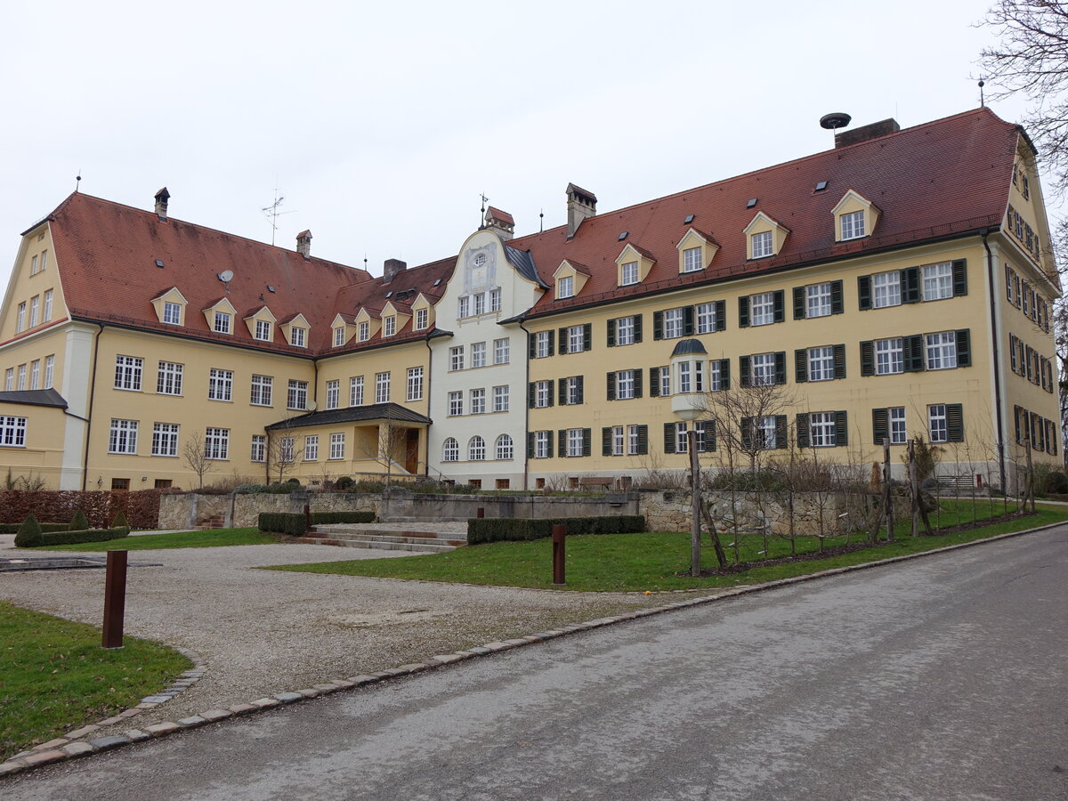 Baiern, ehem. Erziehungsanstalt Piusheim, dreigeschossige Zweiflgelanlage mit Krppelwalmdchern, erbaut von 1912 bis 1913 durch Hans Steiner (09.02.2016)