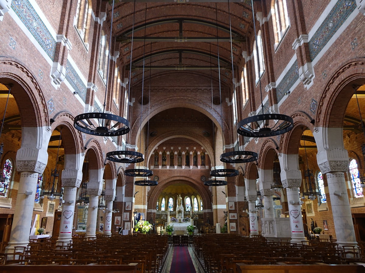 Bailleul, Innenraum in Art Deco Stil der St. Amand Kirche (14.05.2016)