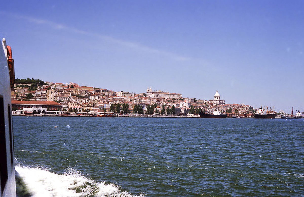 Bairro Alton in Lissabon von der Cacilhas-Fhre aus gesehen. Aufnahme: Juli 1986 (digitalisiertes Negativfoto).
