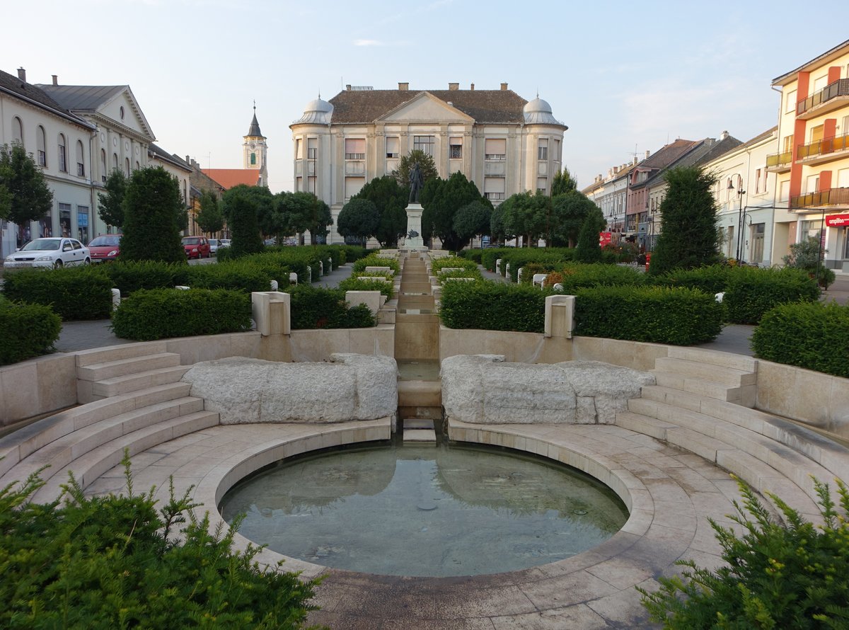 Baja, Brunnenanlage am Kalman Toth Ter Platz (24.08.2019)