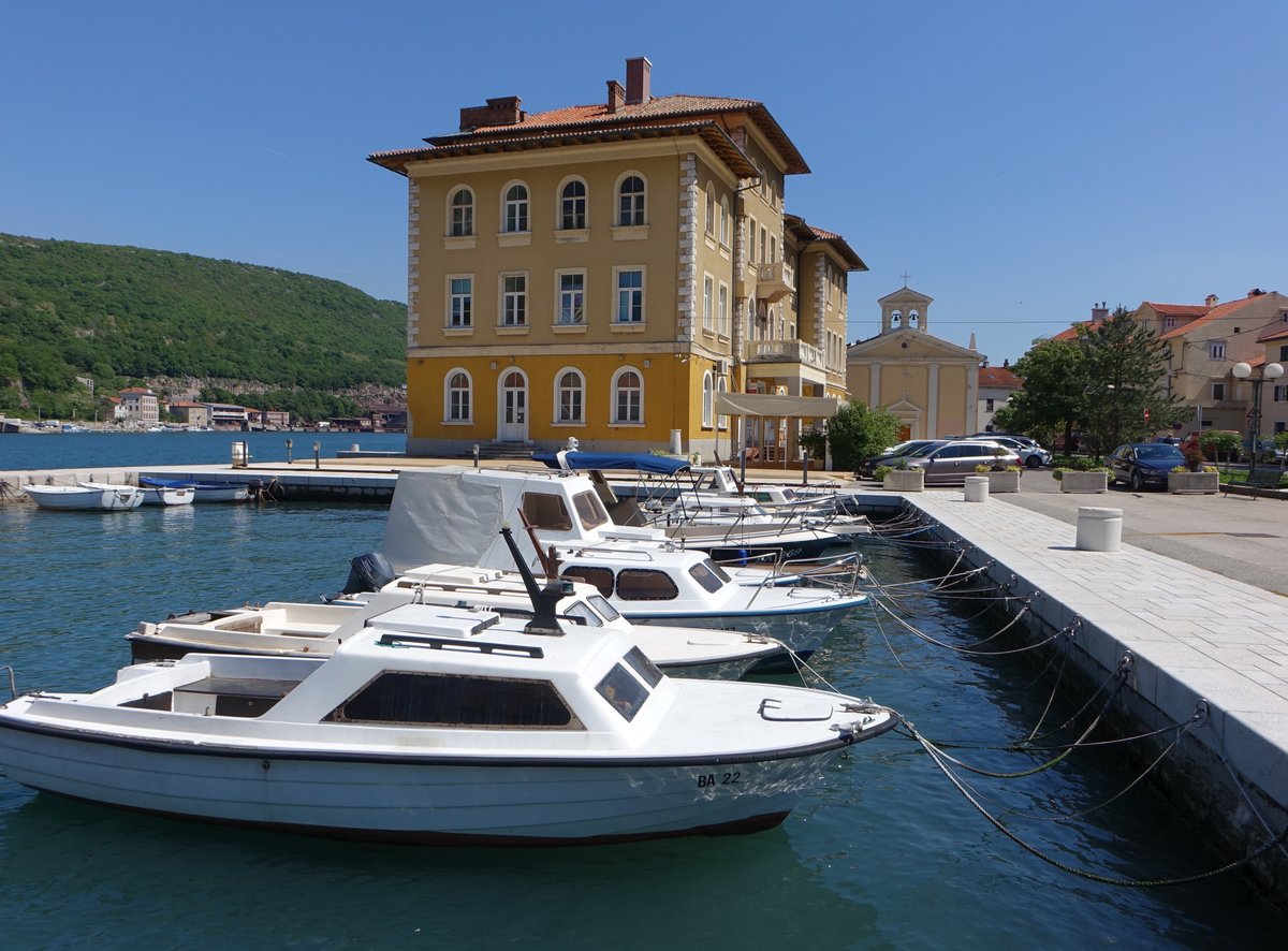 Bakar, Hotel Jadran und St. Margaretha Kirche am Hafen, Kirche erbaut 1668 durch Graf Zrinski  (30.04.2017)