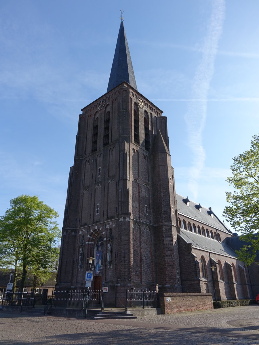 Bakel, neugotische St. Willibrord Kirche, Kirchturm von 1721, Langschiff neu erbaut 1911 (06.05.2016)