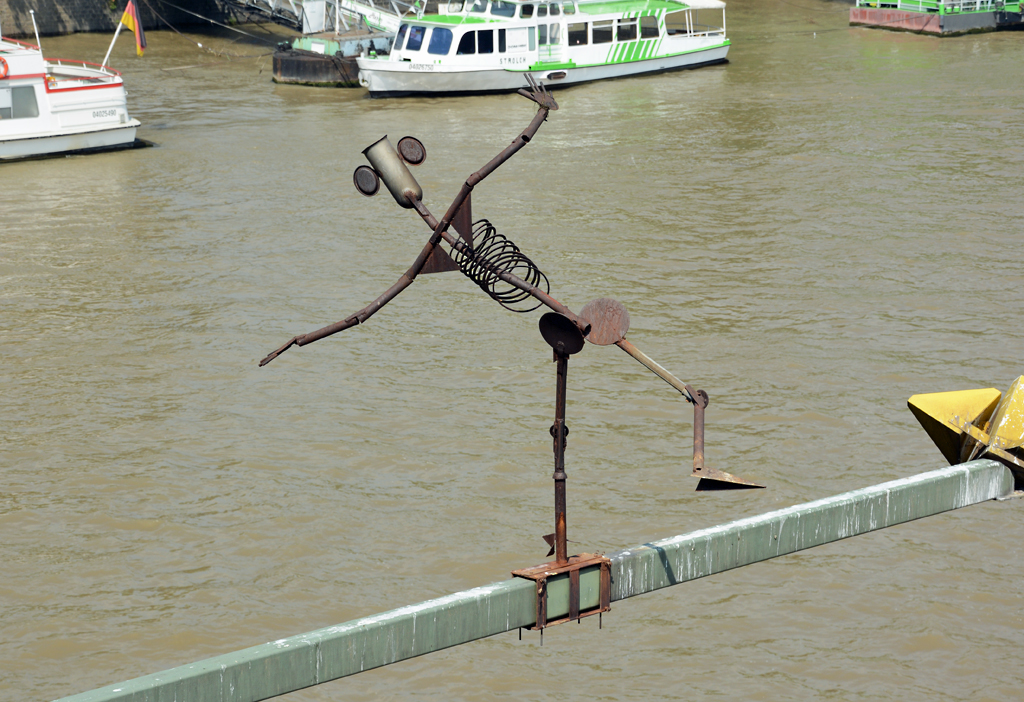 Balanceakt ber dem Rhein auf einem Ausleger der Hohenzollernbrcke - 31.07.2014