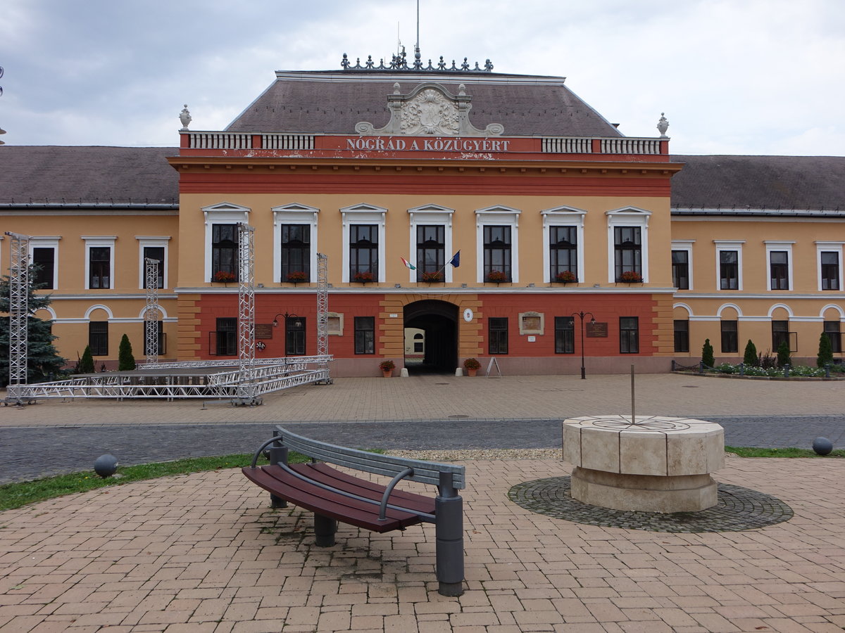 Balassagyarmat, Komitatshaus am Civitas Fortissima Platz, erbaut im 18. Jahrhundert als kaiserliche Kaserne von Ferenc Kasselik (03.09.2018)