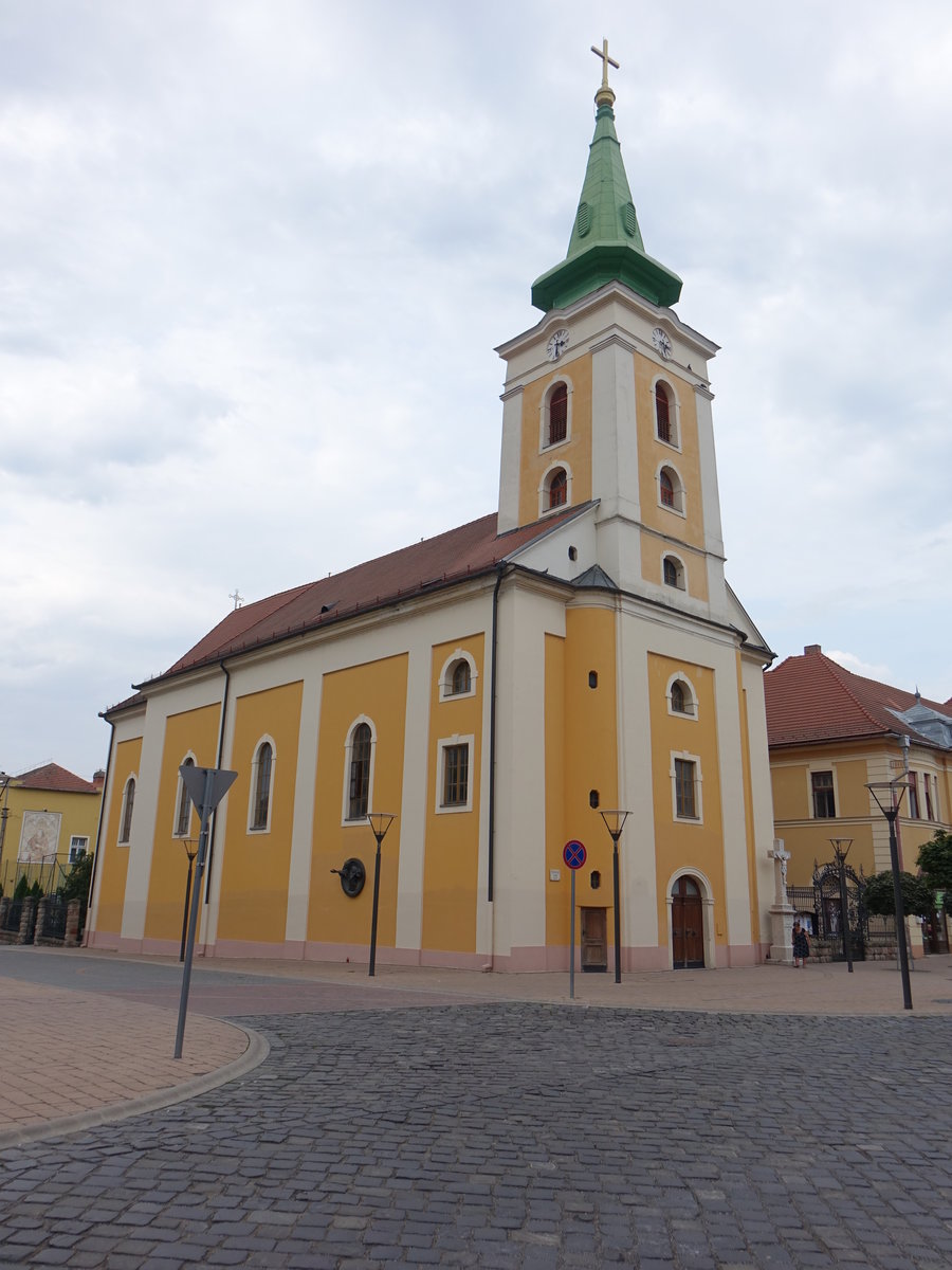 Balassagyarmat, sptbarocke kath. Pfarrkirche, erbaut von 1740 bis 1746 durch Pal Balassa (03.09.2018)