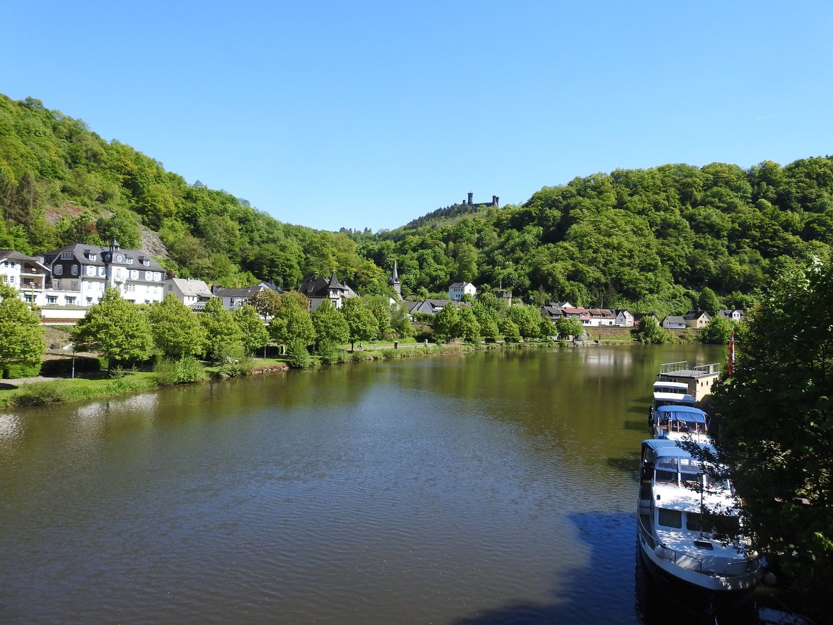 BALDUINSTEIN/LAHN MIT SCHAUMBURG
Am 13.5.2019 der Blick auf BALDUINSTEIN/LAHN,deren Namen auf Erzbischof BALDUIN VON TRIER
zurckgeht..Hoch ber der Stadt die SCHAUMBURG,deren Anfnge sogar auf das Jahr 915 zurckgehen....