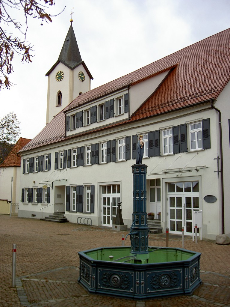 Balgheim, Rathaus mit Maria Himmelfahrt Kirche am Marienplatz (16.02.2014)