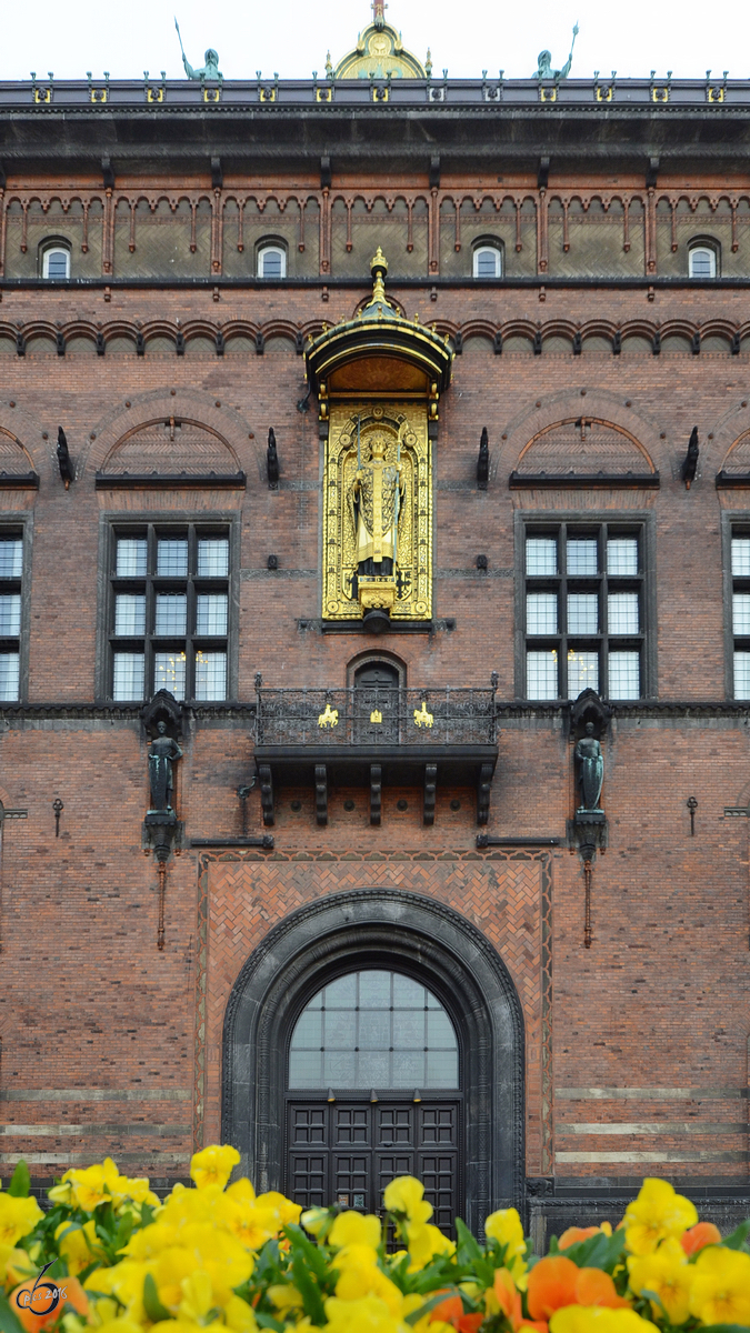 Balkon und Haupteingang des im nationalromantischen Stil errichteten Kopenhagener Rathauses. (Mai 2012)