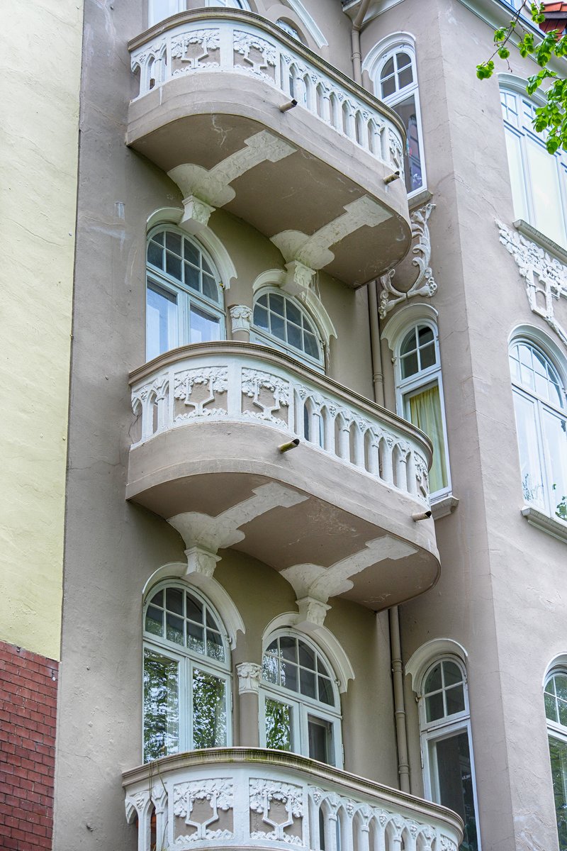 Balkons mit Jugendstil-Schmuck - Am Burgfried in der Flensburger Altstadt. Aufnahme: 2. Mai 2020.