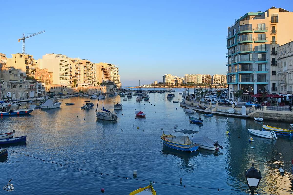 Balluta Bay ist eine Bucht in St. Julian's an der Nordostkste Maltas. (Oktober 2017)