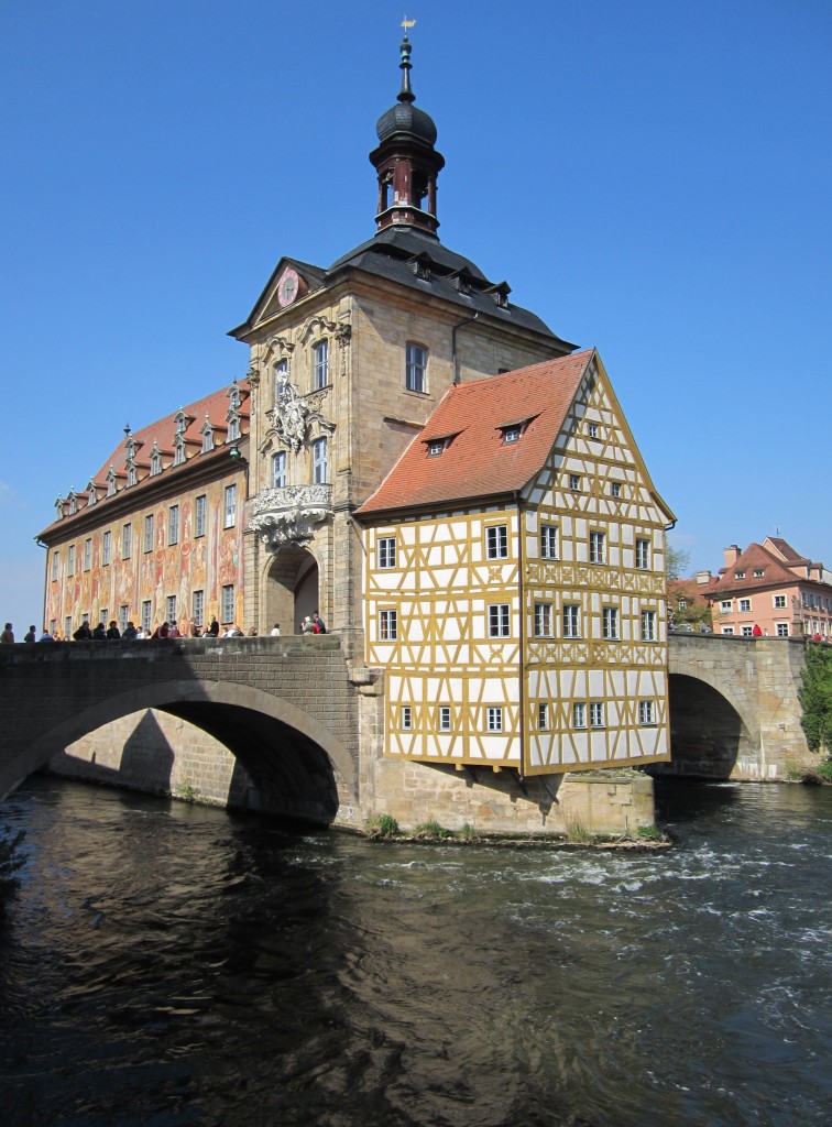 Bamberg, altes Rathaus, erbaut von 1461 bis 1467, umgestaltet von Johann Michael Kchel von 1744 bis 1756, Fassadenmalereien von Johann Anwander von 1755, Brckenturm mit Rottmeisterhuschen (13.04.2014)
