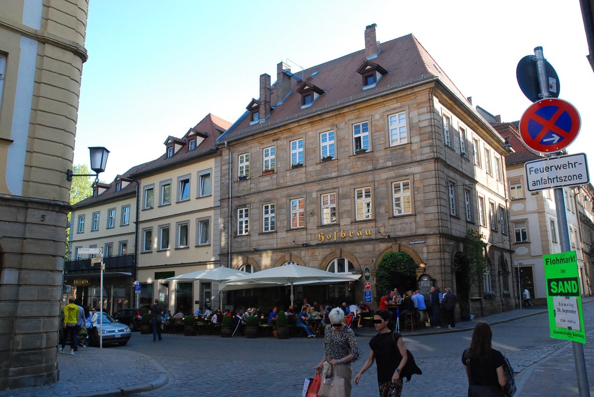 Bamberg, in der Altstadt, Karolinenstrae Ecke Geyerswrthplatz. Blick auf die Gaststtte  Hofbru  - 05.05.2018