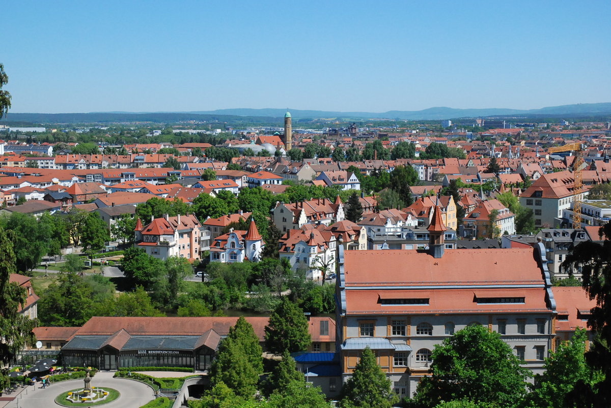 Bamberg, Blick auf die Stadt von der Benediktinerabtei Michelsberg. Im Vordergrund links das Hotel Residenzschloss, rechts das Stadtarchiv. Im Hintergrund die kath. Kirche St. Otto – 06.05.2018