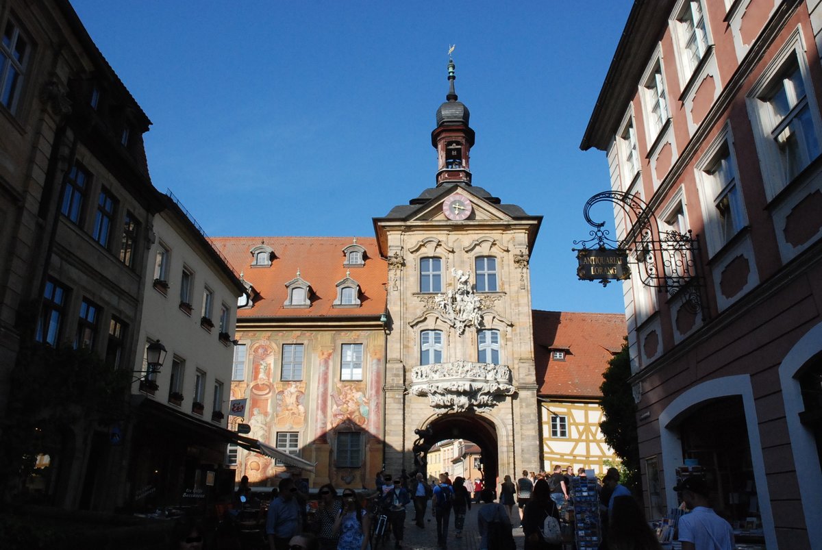 Bamberg, Blick von der Karolinenstrae ber die Obere Brcke auf das Alte Rathaus (Bj. 1461-1467) - 05.05.2018