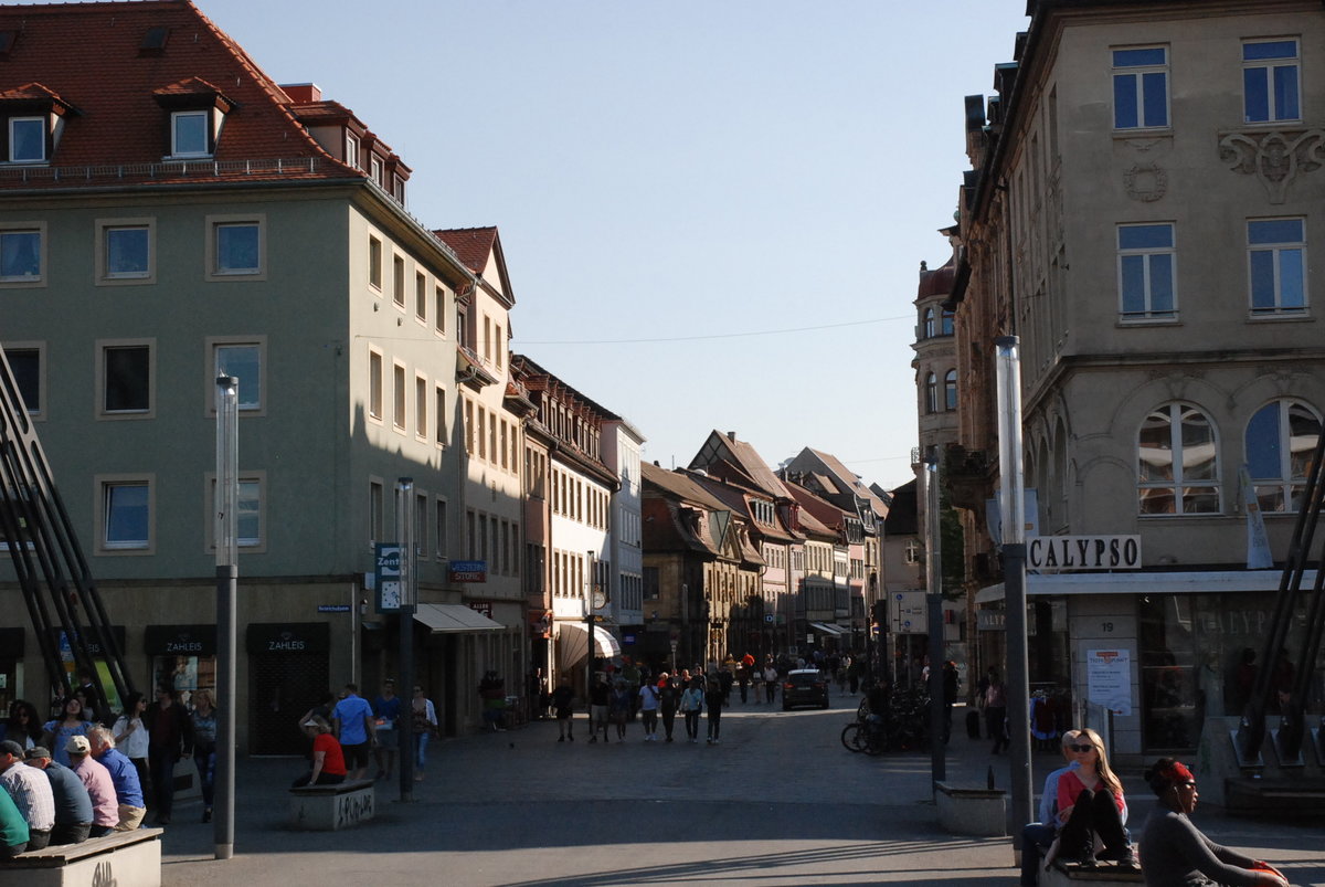 Bamberg, Blick von der Kettenbrücke in die Hauptwachstraße mit angrenzender Fußgängerzone - 05.05.2018