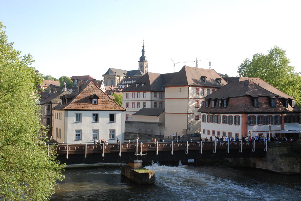 Bamberg, die Geyerswrthbrcke ber die Regnitz, von der Oberen Brcke aus gesehen. Im Hintergrund die St.-Stephans-Kirche - 05.05.2018