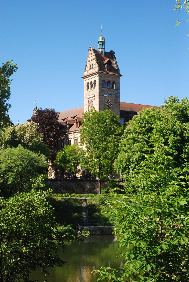 Bamberg, das Justizgebude am Wilhelmsplatz mit Uhrturm aus Blickrichtung vom Adenauerufer an der Regnitz - 06.05.2018