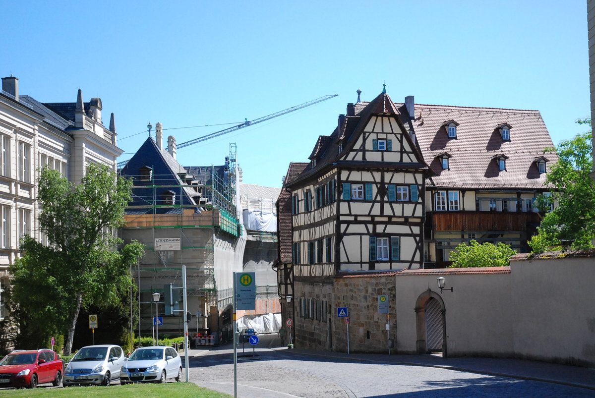 Bamberg, Obere Karolinenstrae mit Fachwerkanwesen (Domstrae 1), links die Domschule - 06.05.2018