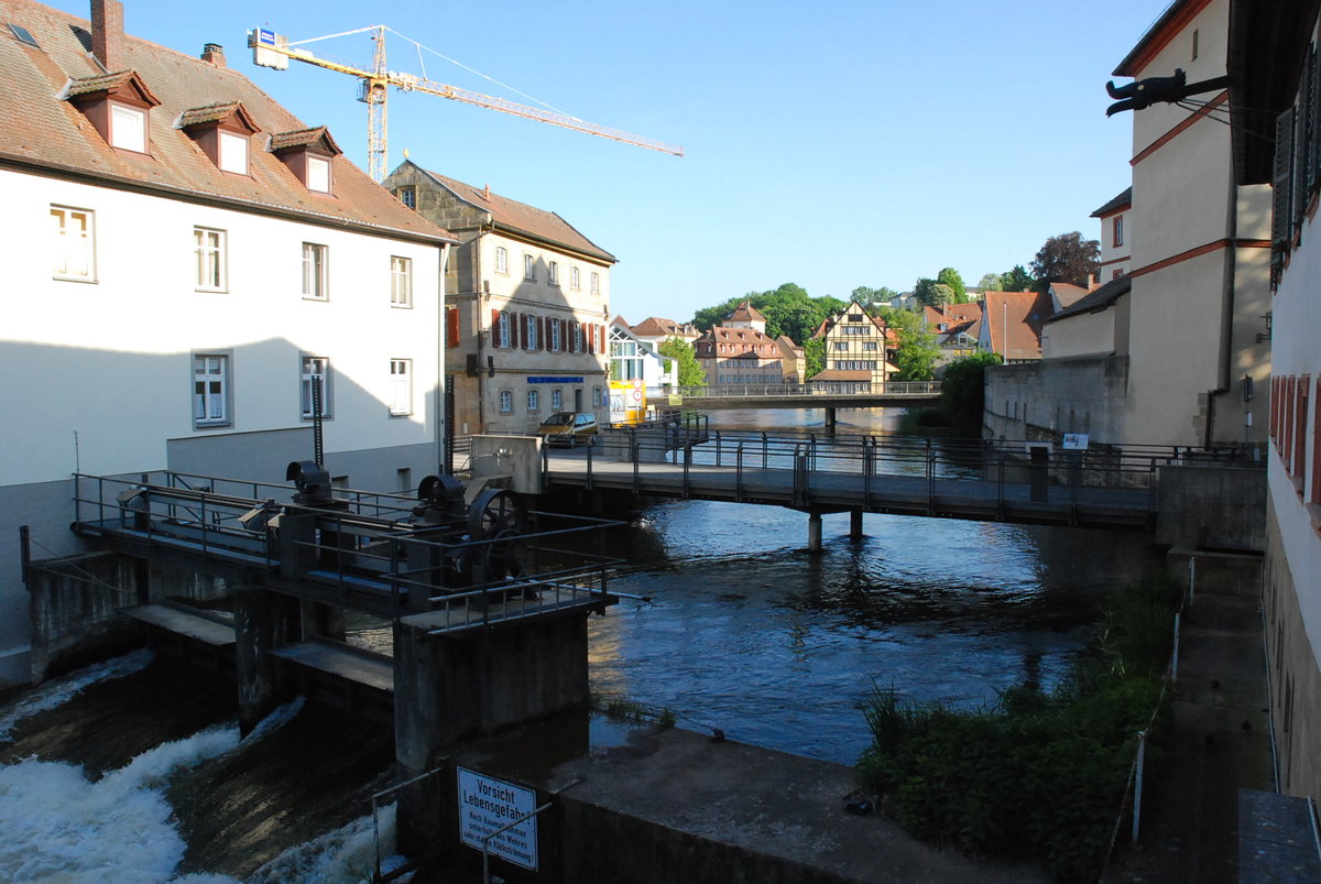 Bamberg, Stauwehr am linken Regnitzarm vor der Unteren Mhlbrcke, Blick vom Geyerswrthsteg - 05.05.2018