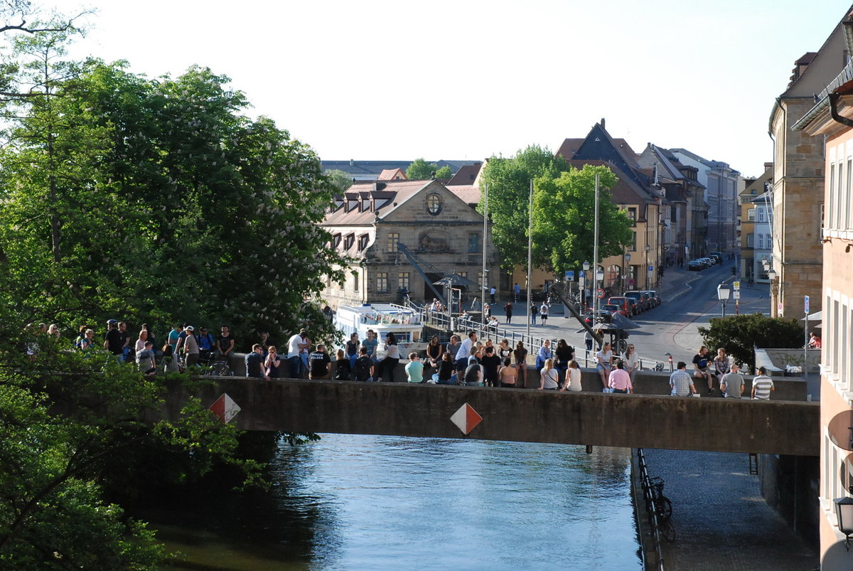 Bamberg, die Untere Brcke ber den linken Regnitzarm. Im Hintergrund die Anlegestelle  Am Kranen  sowie die gleichnamige Strae - 05.05.2018