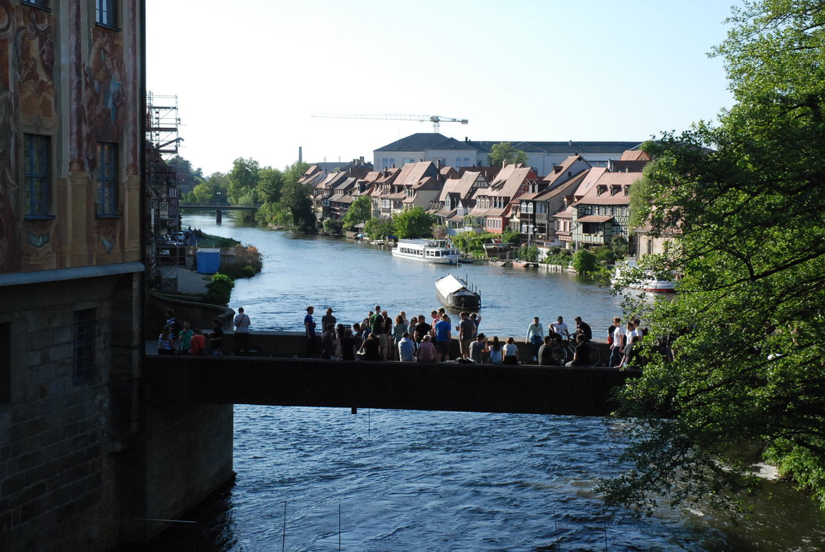 Bamberg, die Untere Brcke ber die Regnitz. Im Hintergrund am stl. Ufer des Flusses die Huserreihe  Klein Venedig  (ehem. Fischersiedlung aus dem 17. Jhd.) - 05.05.2018