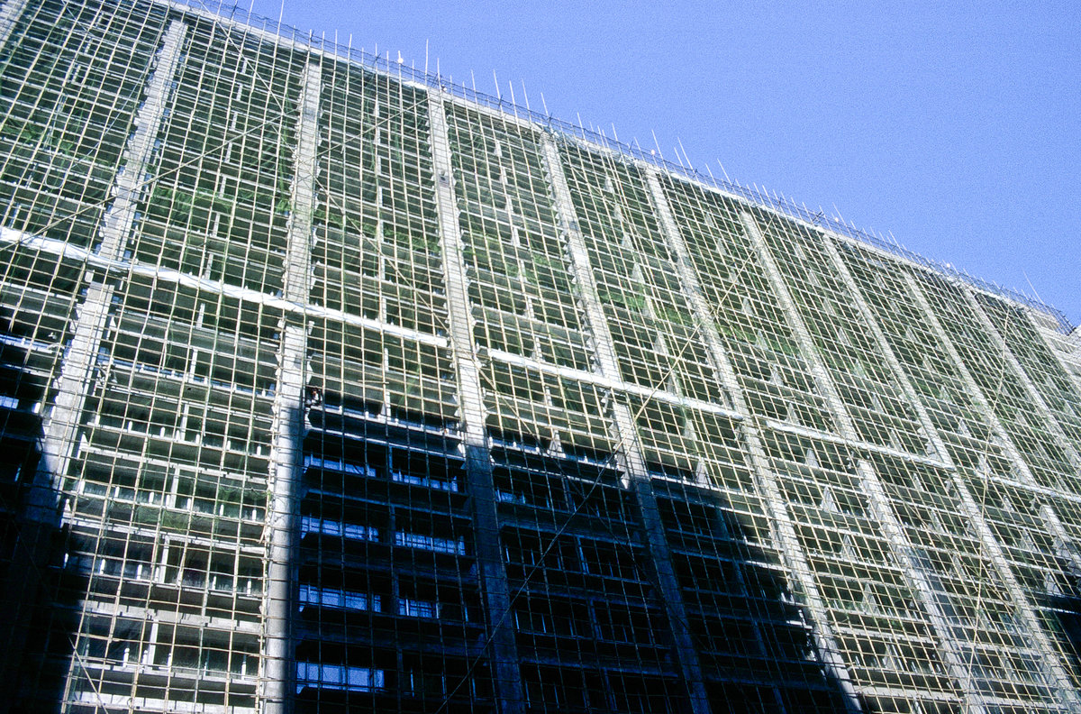 Bambusgerst vor einem Hochhaus in Kowloon in Hong Kong. Bild vom Dia. Aufnahme: Mrz 1989.