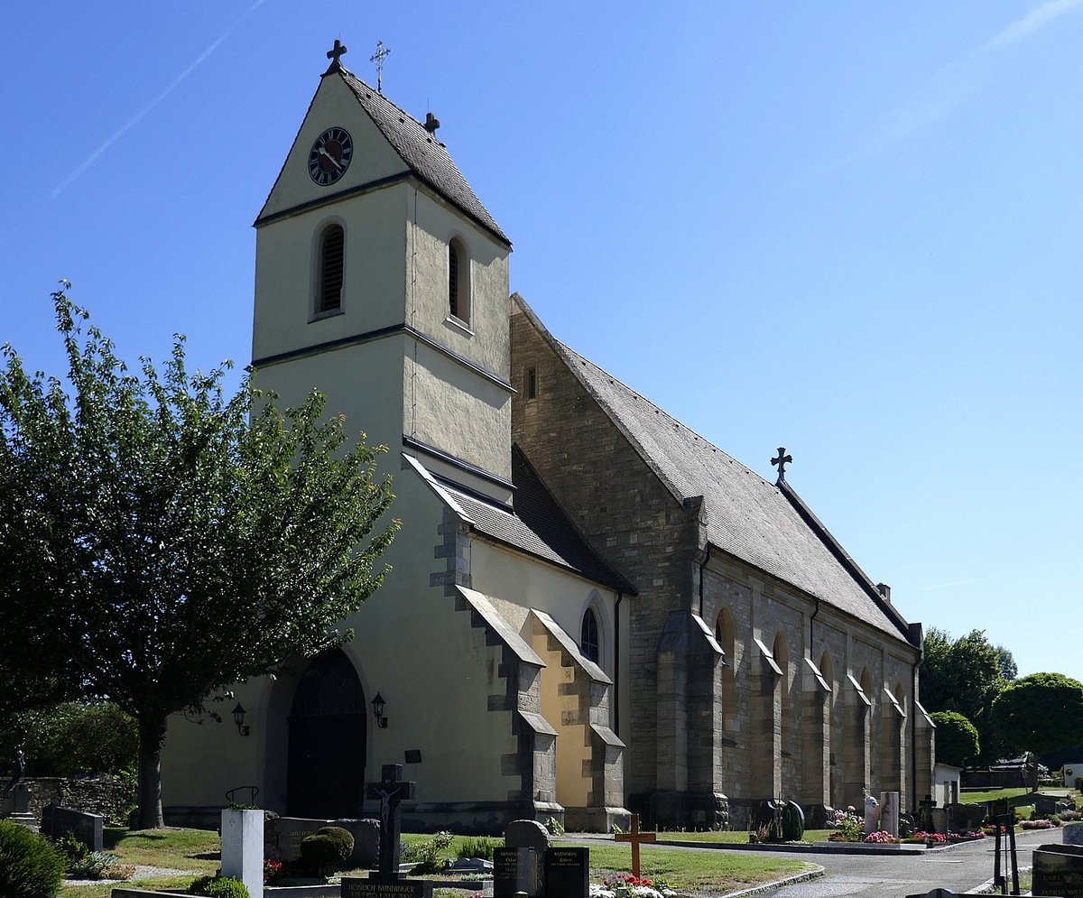 Bamlach im Markgrflerland, die katholische Pfarrkirche St.Peter und Paulus, ltester Teil ist der Turm aus dem 14./15.Jahrhundert, Juli 2019