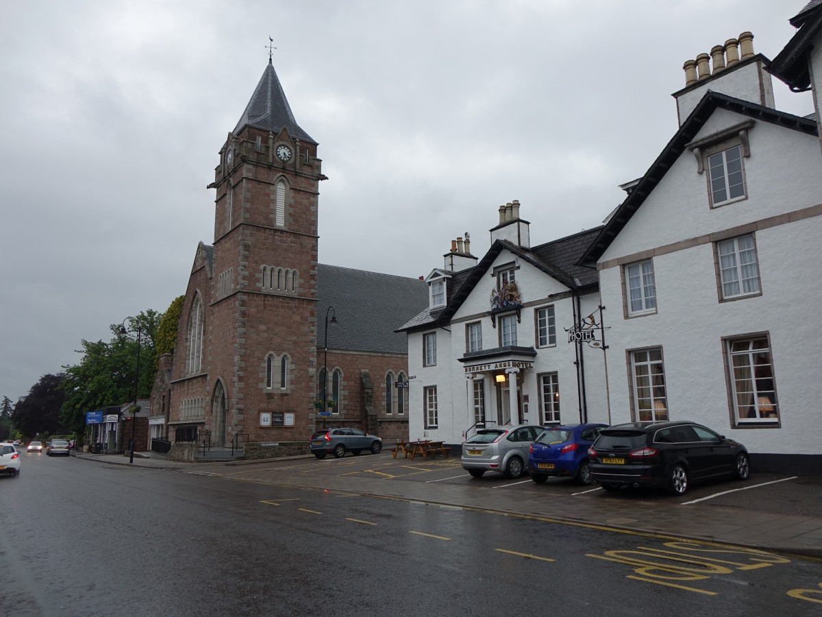 Banchory, Burnet Arms Hotel und West Church in der Main Street (07.07.2015)