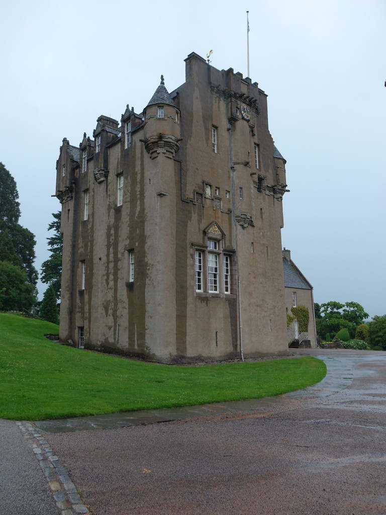 Banchory, Crathes Castle, Wohnturm mit Ecktrmchen, erbaut ab 1553 durch Alexander Burnet of Leys, Inneneinrichtung noch von 1602 (07.07.2015)