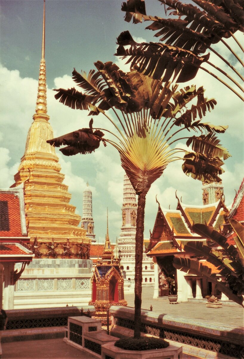 Bangkok, ein Chedi im Wat Phra Kaeo, der Tempel des Smaragd-Buddha. Fotografiert am 12. November 1984
