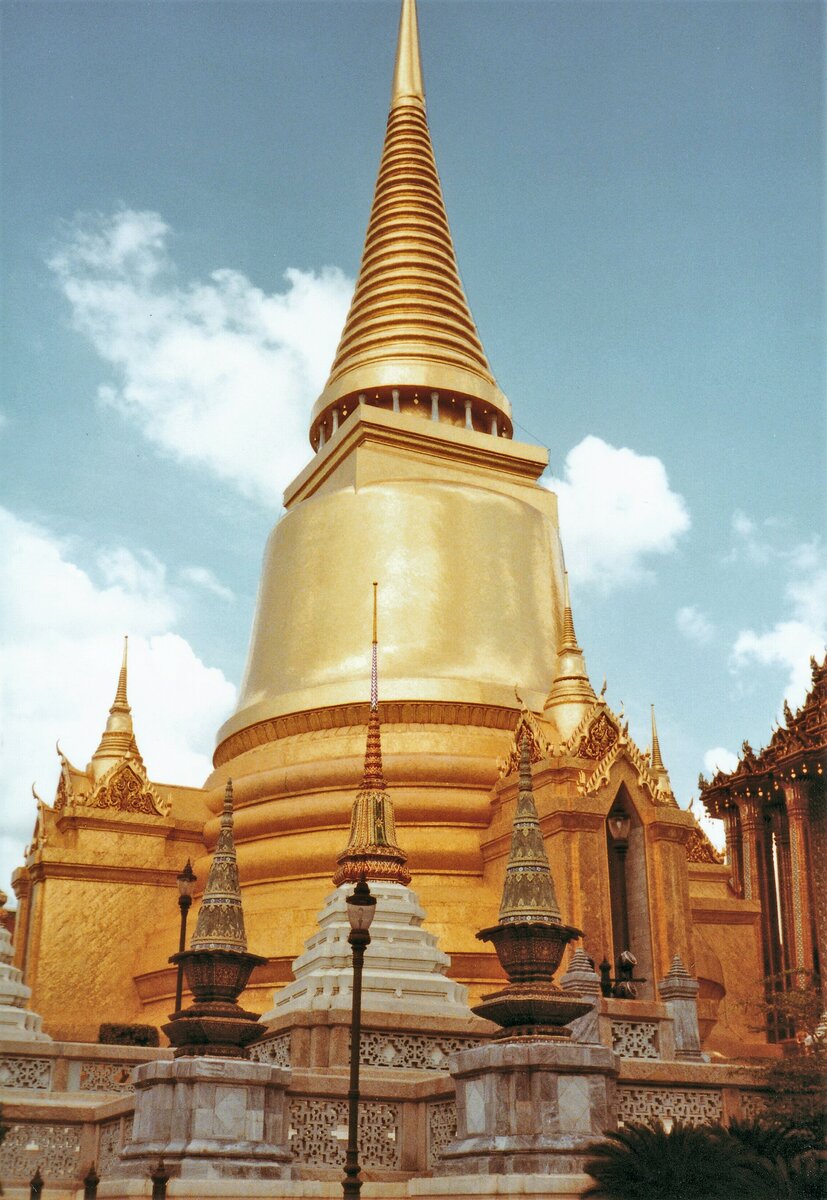 Bangkok, der goldene Reliquienschrein Phra Sri Rattana Chedi des Wat Phra Kaeo. Fotografiert am 12. November 1984