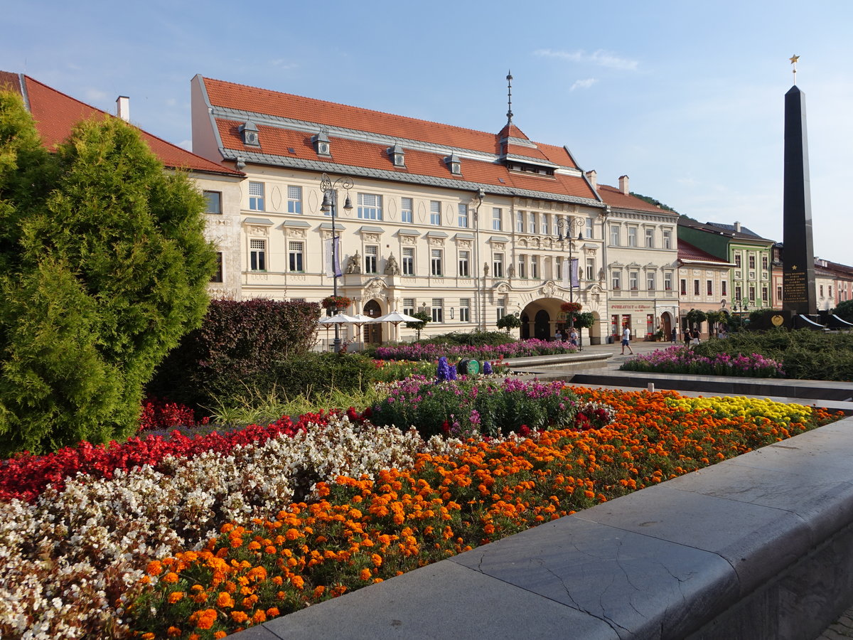 Banska Bystrica / Neusohl, Blumenbeete und Obelisk am Namesti SNP (07.08.2020)