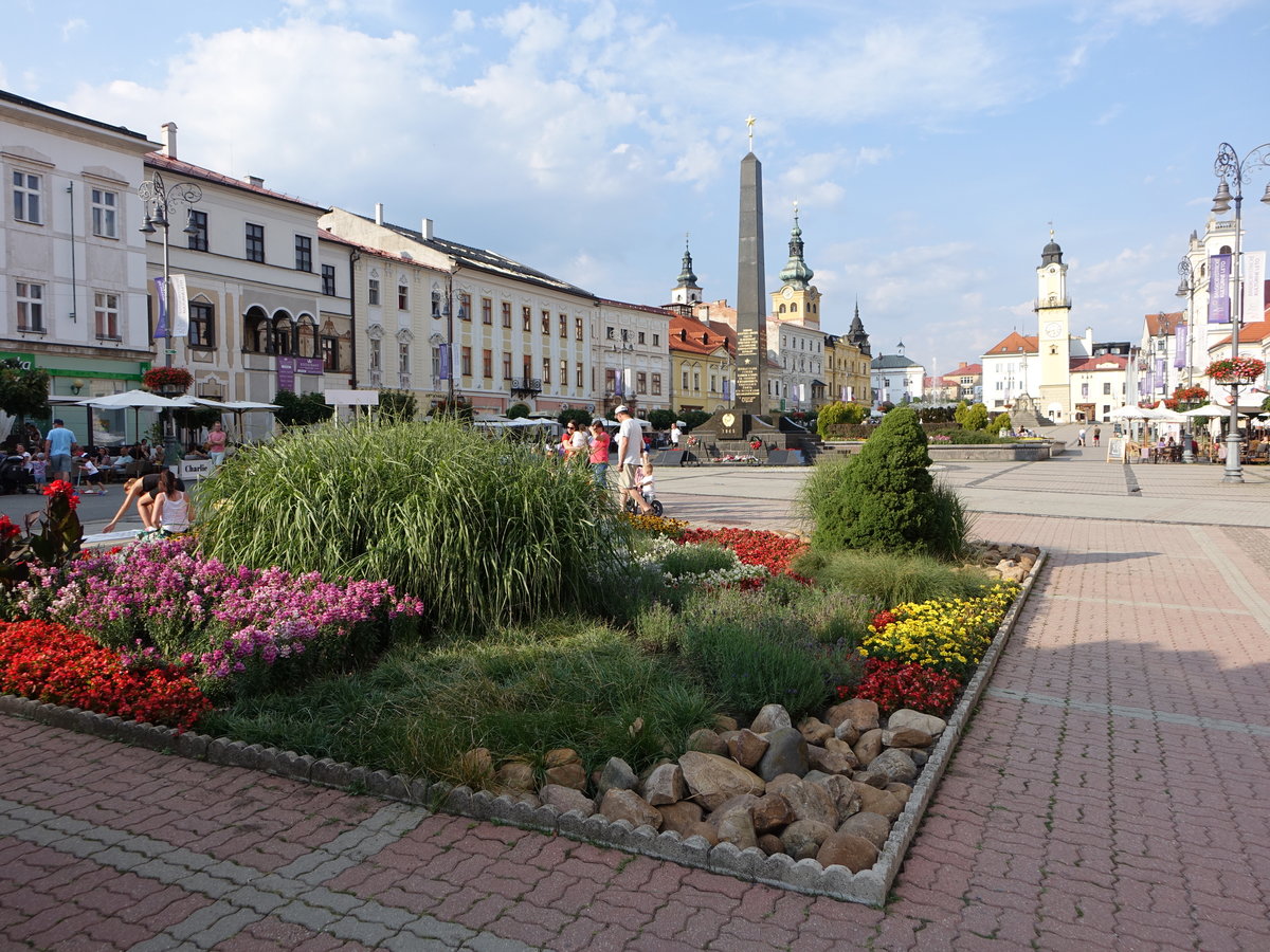Banska Bystrica / Neusohl, Blumenbeete am Platz des Slowakischen Nationalaufstandes (07.08.2020)