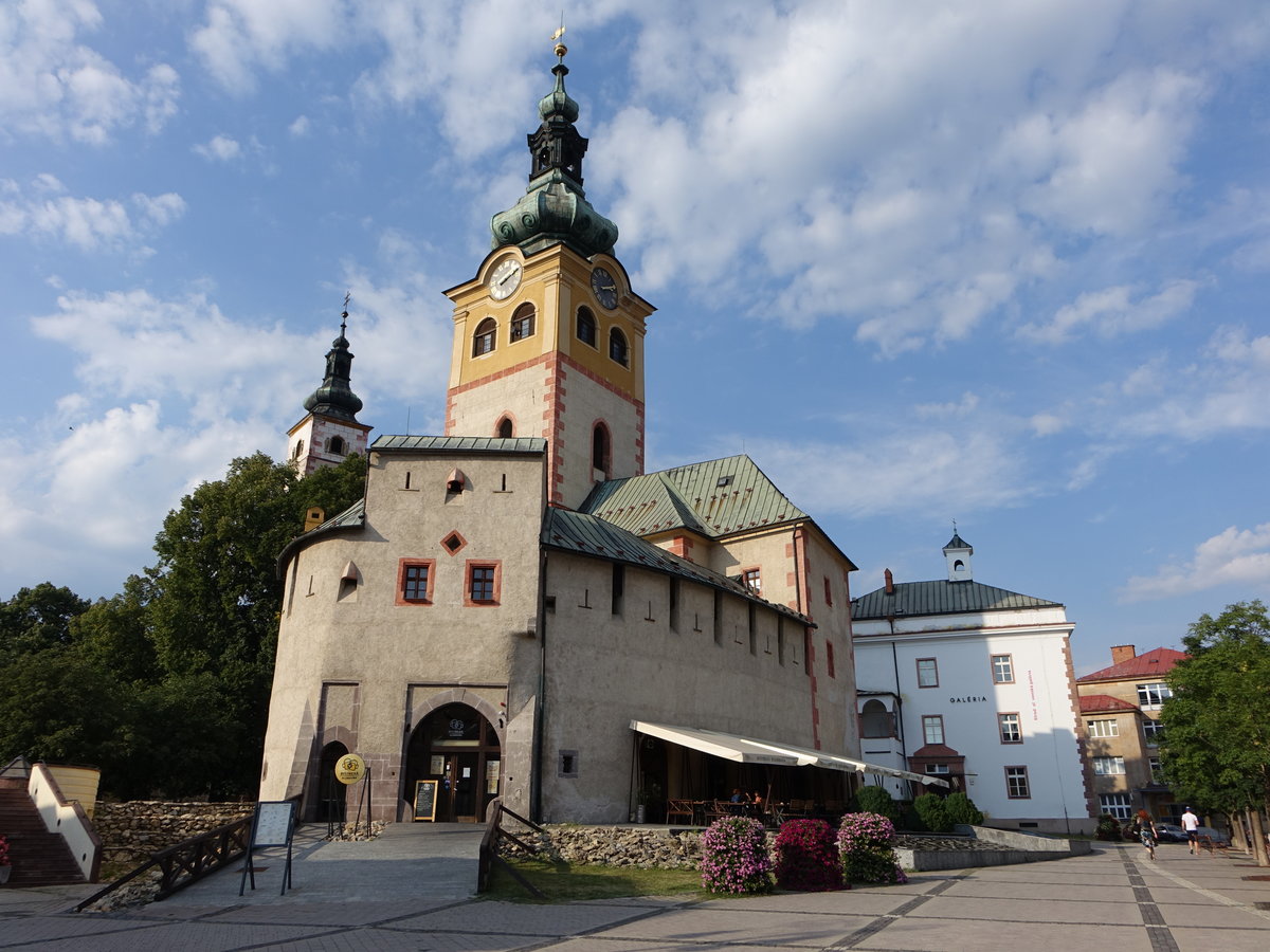 Banska Bystrica / Neusohl, Stadtburg mit Eingangstor und St. Marien Kirche (07.08.2020)