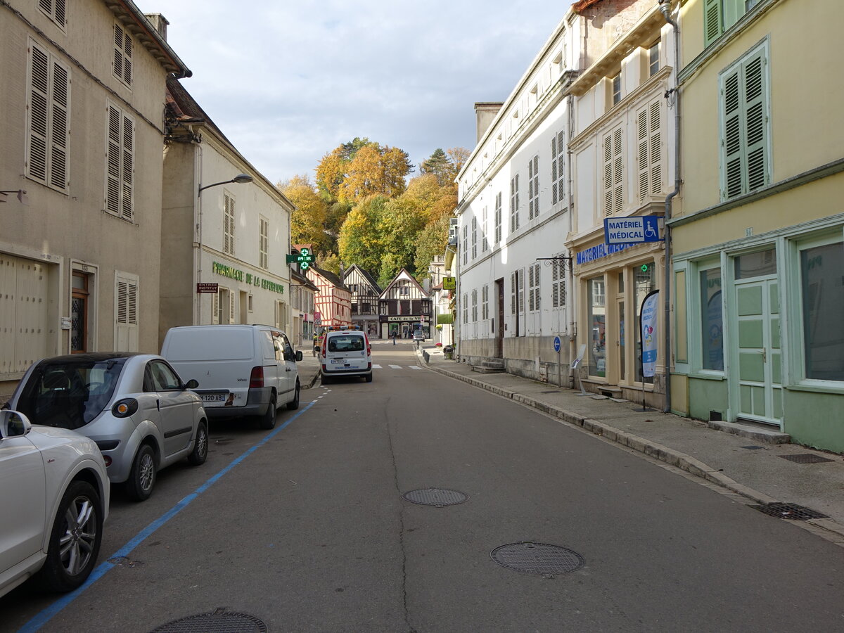 Bar-sur-Seine, Huser in der Rue de la Republique (27.10.2015)