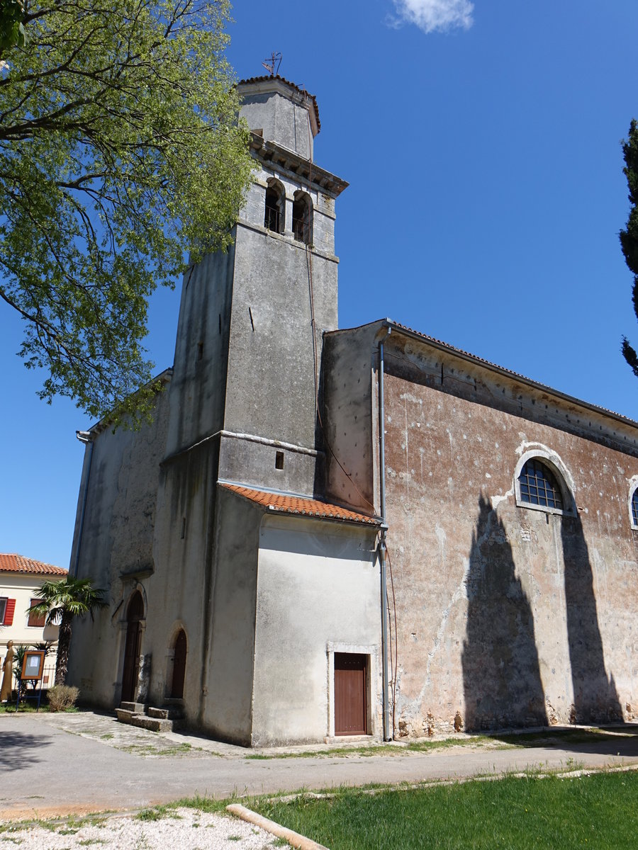 Barban, Pfarrkirche St. Nikolaus, erbaut von 1701 bis 1708, Glockenturm von 1585 (29.04.2017)