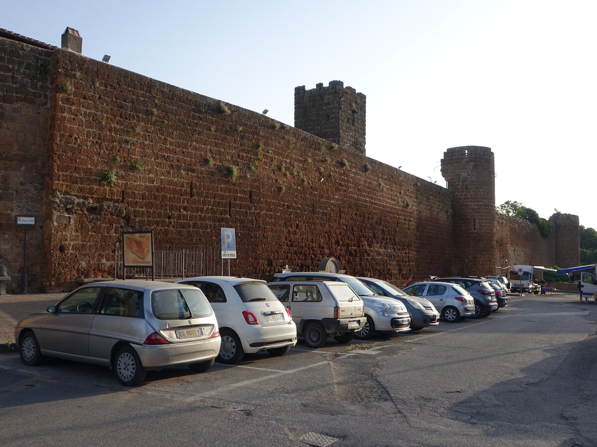 Barbarano Romano, historische Stadtmauer in der Via 28. Ottobre (24.05.2022)