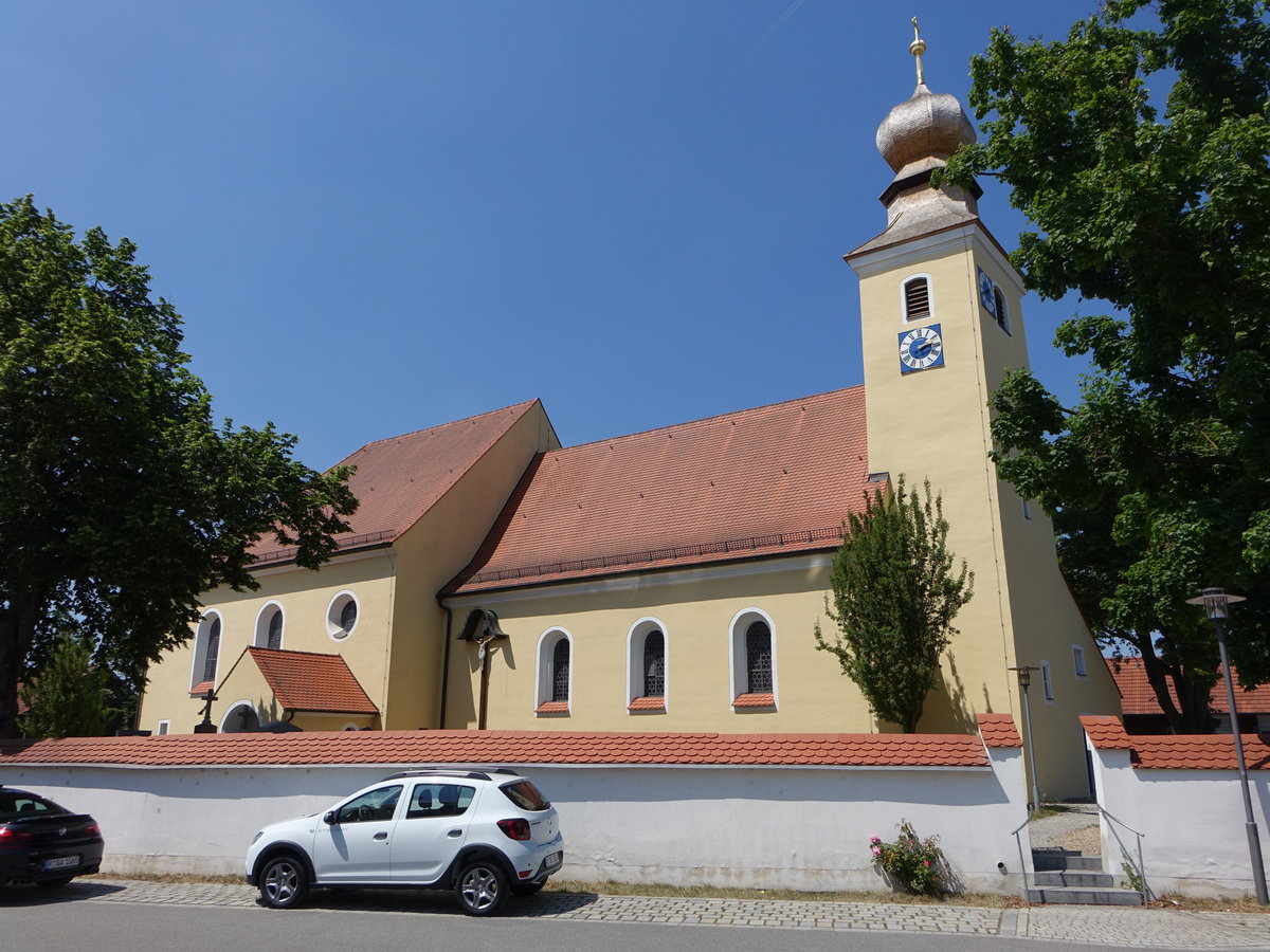 Barbing, kath. Pfarrkirche St. Martin, Chorturmkirche, Kirchturm gotisch, Langhaus erbaut 1733, Erweiterung von 1935 bis 1936 (02.06.2017)