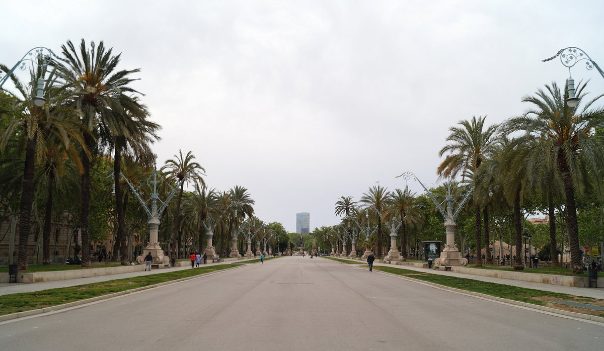 Barcelona/Spanien: Blick vom Passeig de Llus Companys, an dessen Ende sich der zur 2. Weltausstellung 1888 gebaute Torbogen (Arc de Triomf) befindet, Richtung Parc de la Ciutadella und Meer. Am frhen Morgen ist der Passeig noch recht leer, whrend sich mit zunehmender Tageszeit Massen von Touristen  hindurchschieben . 18.04.2019.