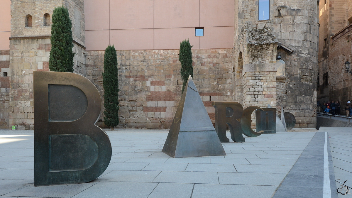 Barcino ist der rmische Name Barcelonas. Die aus dem Jahr 1994 stammende Buchstabengruppe befindet sich ​​​​vor dem Bischofspalast. (Februar 2013)